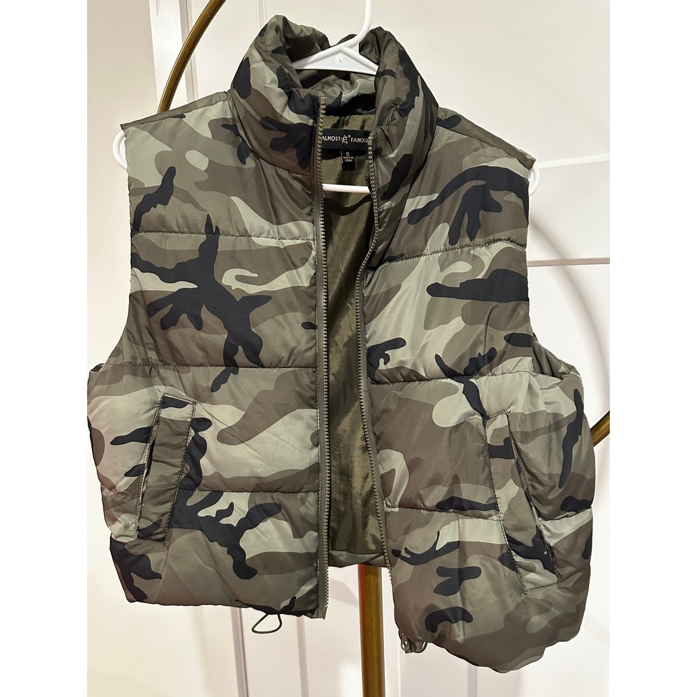 Almost Famous Camo Puffer Vest Women Small Green Camouflage Zip Up Quilted Vests